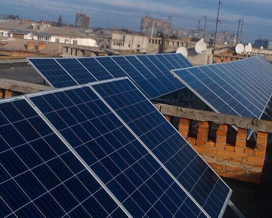 Чи доцільно рівнянам встановлювати сонячні батареї на багатоповерхівки?