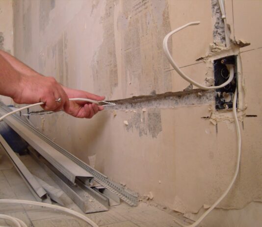 Чому варто замінити стару електропроводку і де знайти майстрів