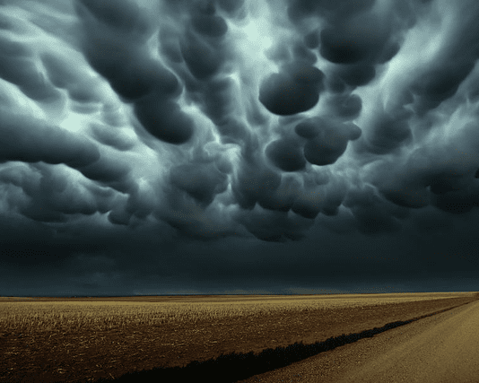 Північне сяйво, пилові бурі та смерчі: які незвичайні природні явища фіксували на території Рівненщини