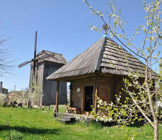 Старовинний вітряний млин, розташований у сарненському скансені: історія збереження унікальної пам’ятки
