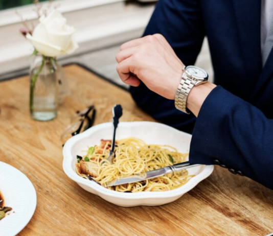 Як організувати бізнес-ланч: продукти, які підходять для робочих зустрічей