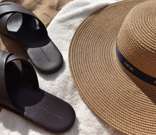 Женская обувь и шлепанцы мужские для отпуска: удобство и мода